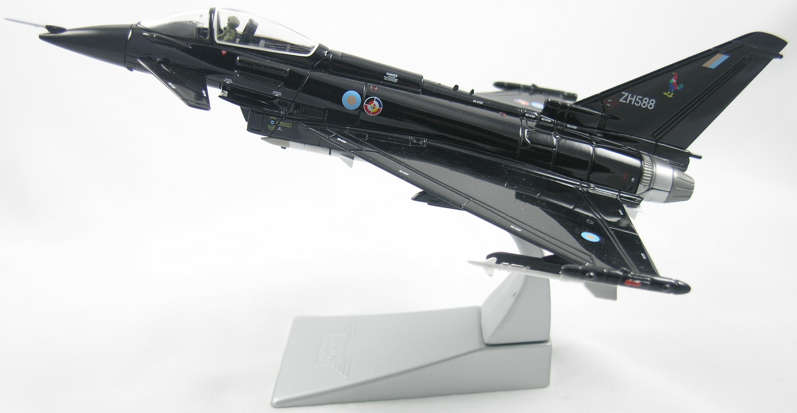 Typhoon-AA36403-Stand